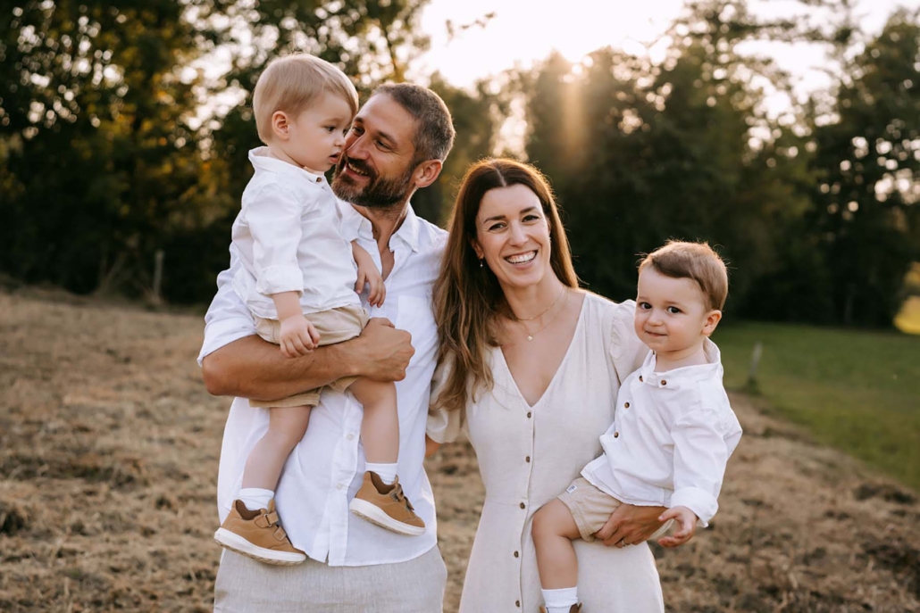 familienfotoshooting8 Natürliche Familienfotografie mit Zwillingen im goldenen Sonnenuntergang