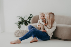meilenstein1 Baby im ersten Lebensjahr bei einem Meilensteinshooting im Studio, zusammen mit der Mama in ruhigen, natürlichen Momenten fotografiert