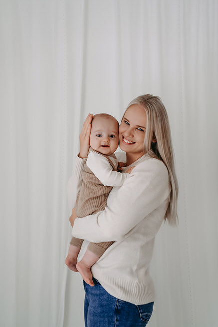 meilenstein13-1 Meilensteinfotos eines Babys im ersten Jahr, gemeinsam mit der Mama im Studio, liebevoll und natürlich festgehalten