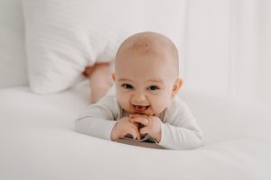 meilenstein22-1 Baby im ersten Lebensjahr im Studio mit Mama bei einem Meilensteinshooting