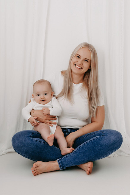 meilenstein25-1 Baby im ersten Lebensjahr bei einem Meilensteinshooting im Studio, zusammen mit der Mama in ruhigen, natürlichen Momenten fotografiert