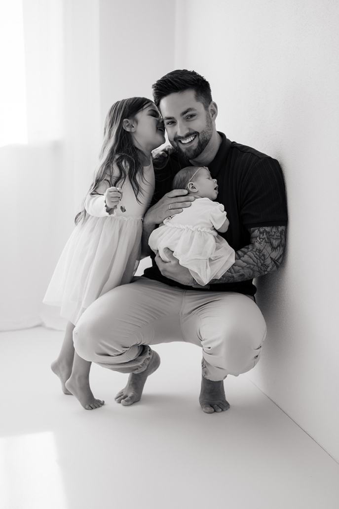 babyfotos10 Familie mit Baby und größerem Geschwisterkind im Studio. Warme, authentische Stimmung in schlichter Ästhetik.