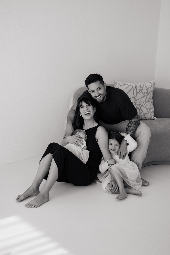 babyfotos13 Familie mit Baby und größerem Geschwisterkind im Studio. Warme, authentische Stimmung in schlichter Ästhetik.