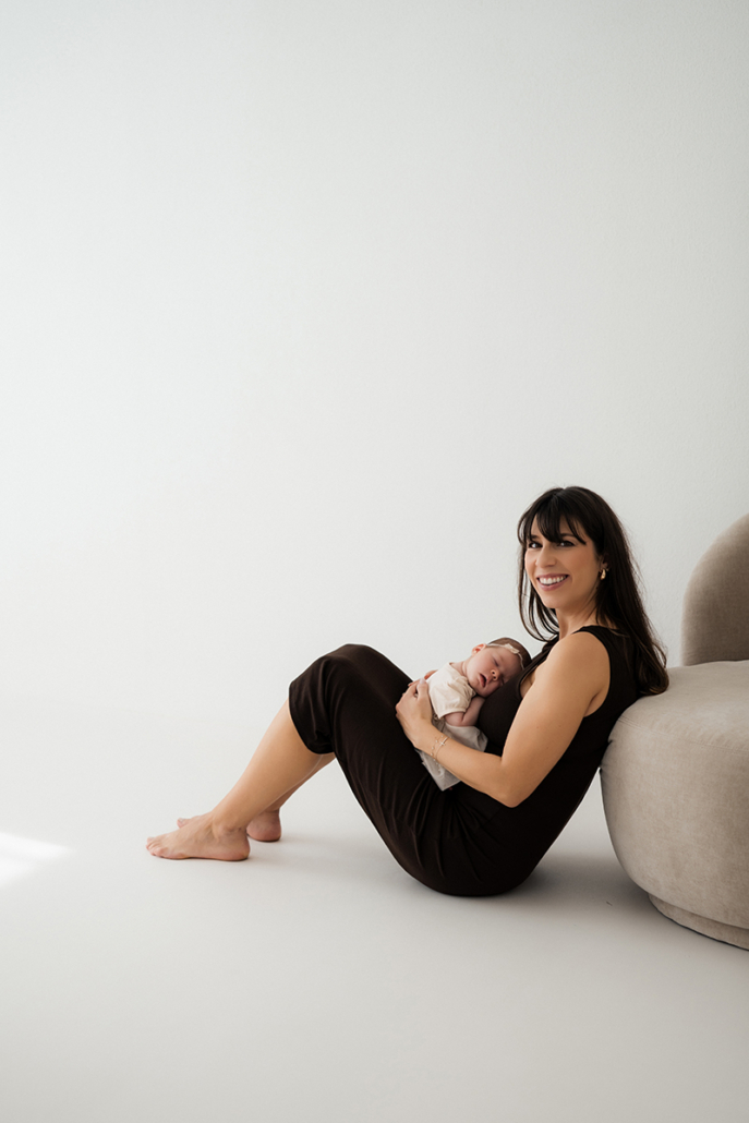 babyfotos14 Familie mit Baby und größerem Geschwisterkind im Studio. Warme, authentische Stimmung in schlichter Ästhetik.