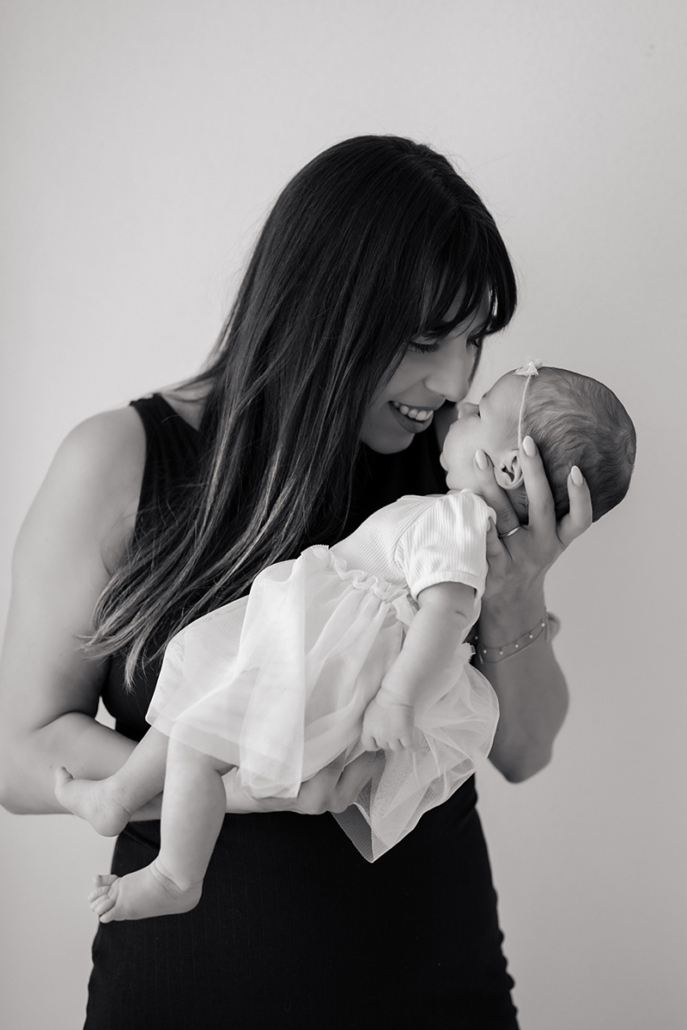 babyfotos6 Familie mit Baby und größerem Geschwisterkind im Studio. Warme, authentische Stimmung in schlichter Ästhetik.