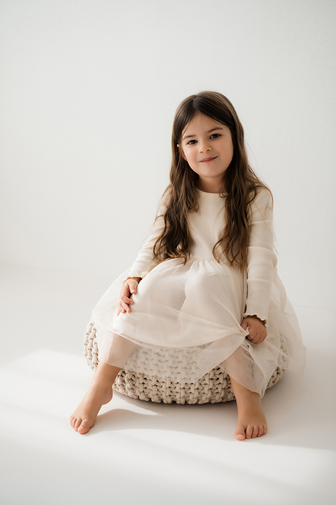 babyfotos7 große Schwester bei einem Baby Fotoshooting im super schönen Fotoatelier in der Steiermark