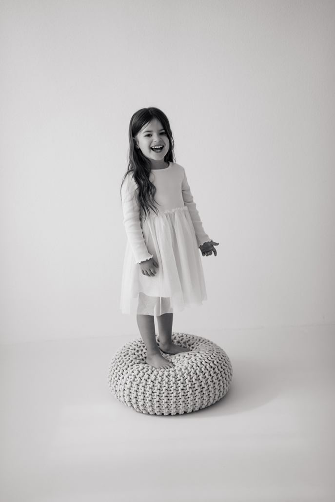 babyfotos8 große Schwester bei einem Baby Fotoshooting im super schönen Fotoatelier in der Steiermark