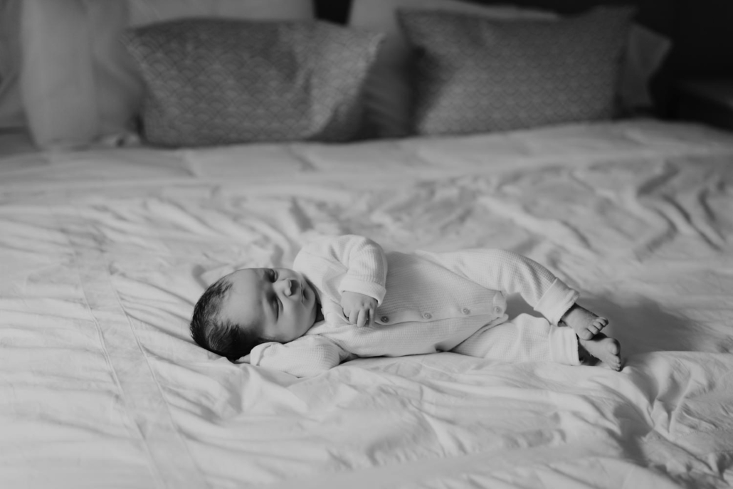 homestory-17 Neugeborenes schläft in Bett bei einer Homestory in der Steiermark. Zeitloses und schlichtes Neugeborenenshooting.
