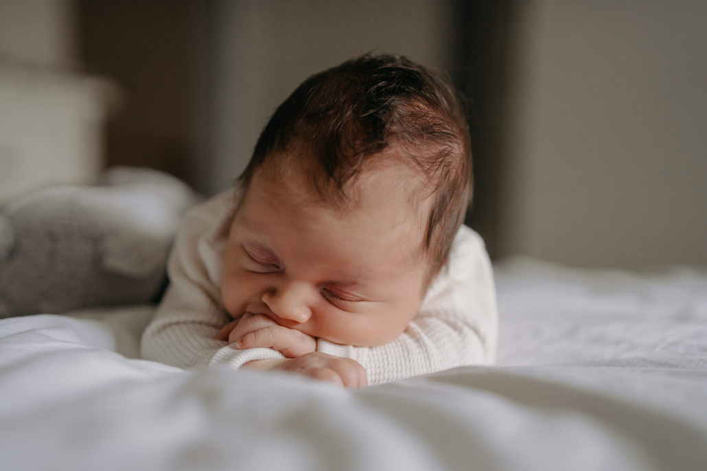 homestory-21 Neugeborenes schläft in Bett bei einer Homestory in der Steiermark. Zeitloses und schlichtes Neugeborenenshooting.