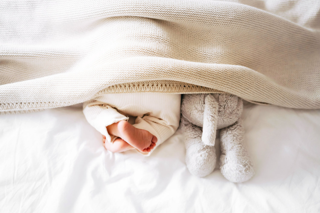 homestory-22 Zarte Detailaufnahme von Babyfüßen während eines Neugeborenenshootings im ersten Lebensmonat.