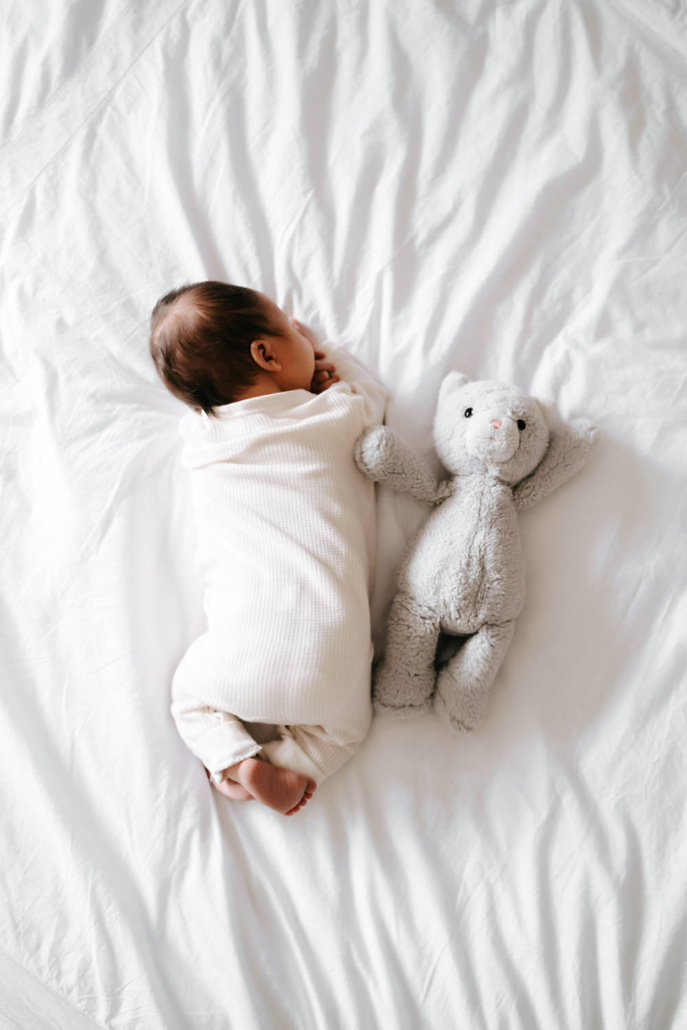 homestory-24 Neugeborenes schläft in Bett bei einer Homestory in der Steiermark. Zeitloses und schlichtes Neugeborenenshooting.