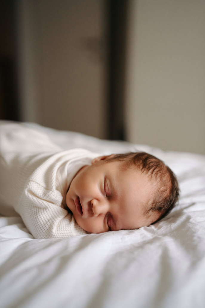 homestory-26 Neugeborenes schläft in Bett bei einer Homestory in der Steiermark. Zeitloses und schlichtes Neugeborenenshooting.