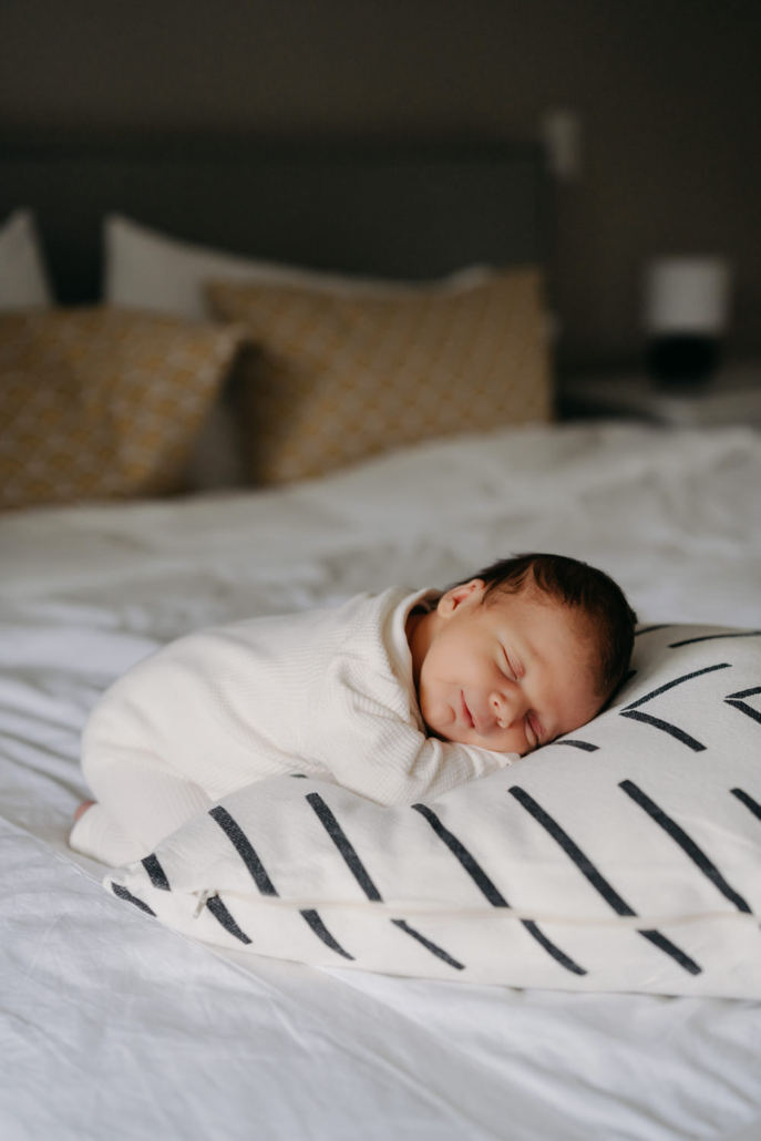 homestory-28 Neugeborenes schläft in Bett bei einer Homestory in der Steiermark. Zeitloses und schlichtes Neugeborenenshooting.