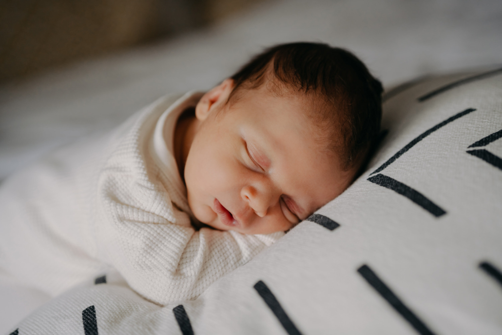 homestory-29 Neugeborenes schläft in Bett bei einer Homestory in der Steiermark. Zeitloses und schlichtes Neugeborenenshooting.