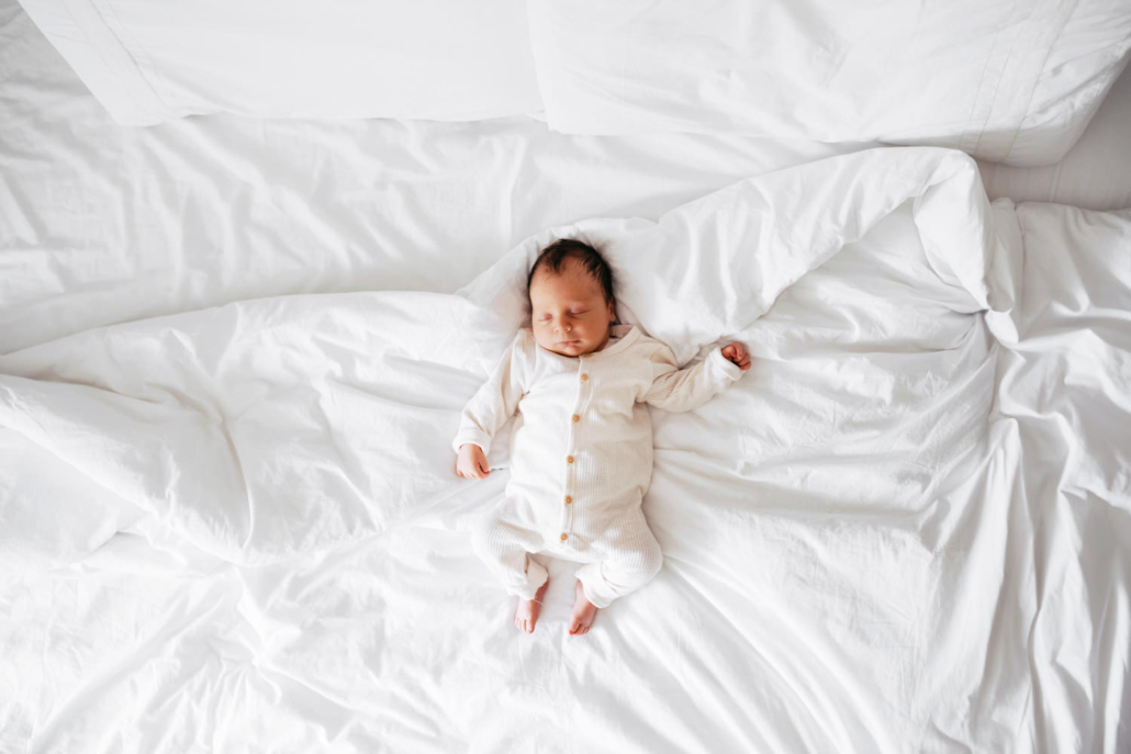 homestory-31 Neugeborenes schläft in Bett bei einer Homestory in der Steiermark. Zeitloses und schlichtes Neugeborenenshooting.