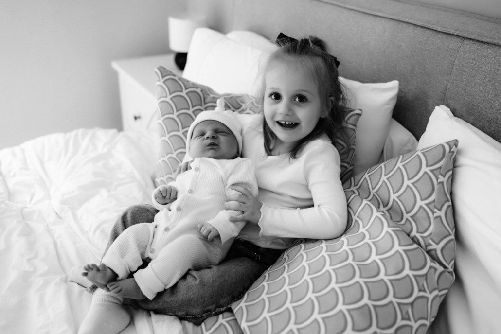 homestory-7 Familie mit Neugeborenem und älterem Geschwisterkind in natürlicher Lichtstimmung, aufgenommen in einer Homestory