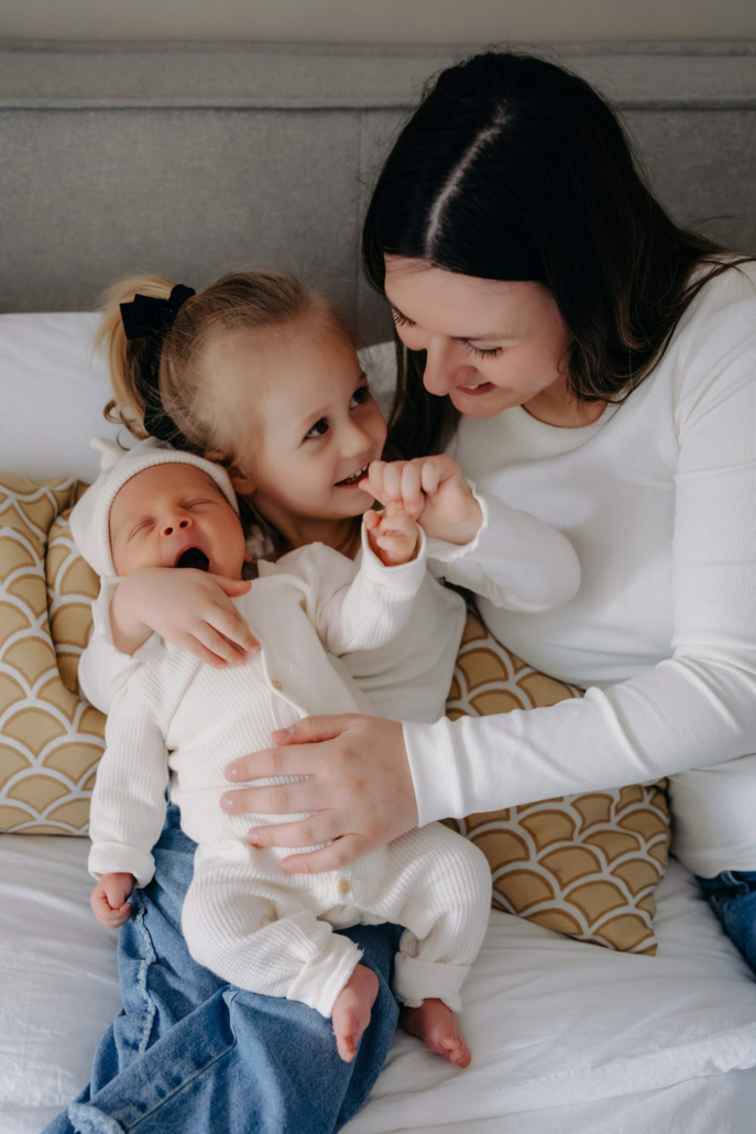 homestory-8 Familie mit Neugeborenem und älterem Geschwisterkind in natürlicher Lichtstimmung, aufgenommen in einer Homestory