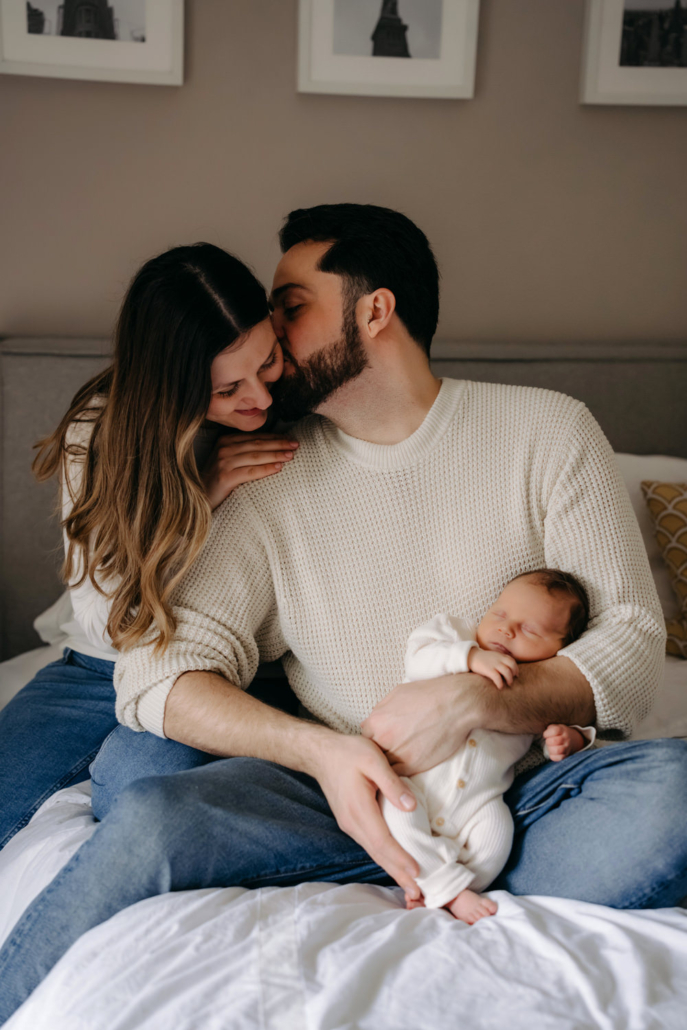 homestory-9 Familie mit Neugeborenem und älterem Geschwisterkind in natürlicher Lichtstimmung, aufgenommen in einer Homestory